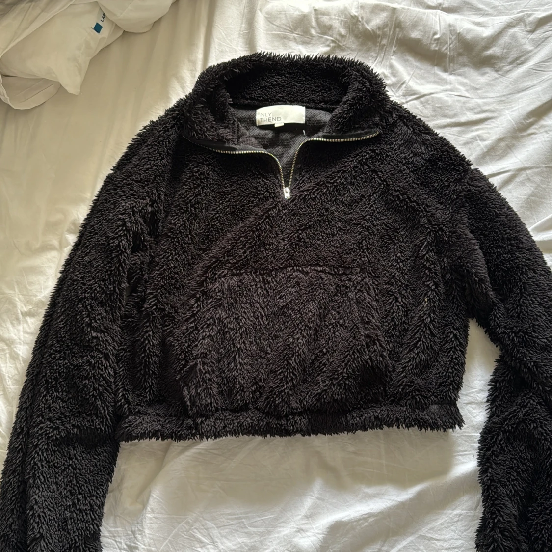 Svart fleece hoodie från NLY Trend