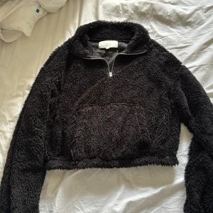 Svart fleece hoodie från NLY Trend - Mysig svart fleece hoodie från NLY Trend i mycket bra skick. Den har en halv dragkedja och en stor ficka framtill. Perfekt för kyliga höst- och vinterdagar. Storleken S 🖤
