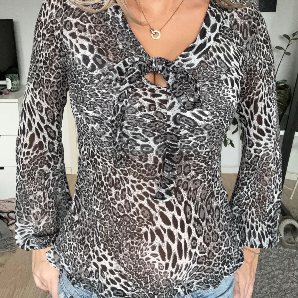 Leopardmönstrad blus i bra skick, köp via köp nu💓. Tröjor & Koftor.