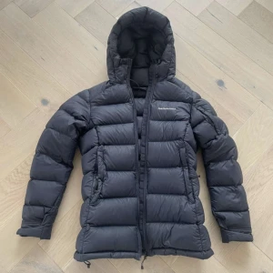 peak performance jacka - säker denna snygga peak performance jacka. storlek S. !!!! MEDDELA INNAN NU KÖPER!!! Tryck inte på köp nu 