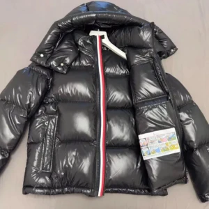 Svart pufferjacka från Moncler - Säljer min kompis snygg svart pufferjacka från Moncler i mycket bra skick. Jackan har en cool glansig finish och en dragkedja med röd, vit och blå rand. Perfekt för vintern med sin varma och quiltade design. Den har också ett Moncler-märke på bröstet. Passar perfekt för kalla dagar! ❄️