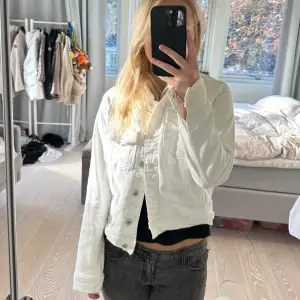 Säljer en snygg vit jeansjacka från Zara i storlek L. Jackan har en klassisk design med knappar framtill och två bröstfickor. Perfekt för vår och sommar, och den är i mycket bra skick. Passar både till vardags och fest! Mycket liten i storleken så den är en XS och S.