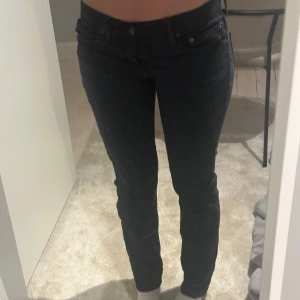 Levis jeans - Svarta levis jeans i bra skick