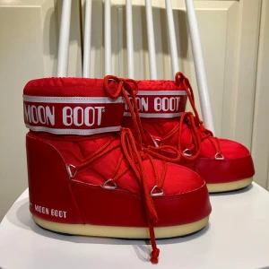Moon Boots - Säljer mina röda moon boots i storlek 36-38! Har haft dom i en säsong och har bara använts ett fåtal gånger så är i utmärkt skick. Säljer pga att dom inte kommer komma till användning längre. Nypris ca 2200 