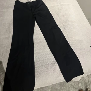 Kostymbyxor  - Snygga svarta kostymbyxor från Sisters Point i nytt skick. De har en klassisk design med rätt så låg midja och utsvängda ben. Jätte sköna och stretchiga, aldrig använt 