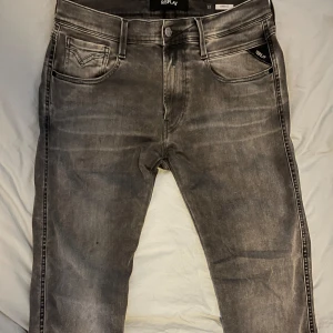 Replay anbass  - Snygga replay jeans i bra skick. Dom har ett litet hål som man kan se på bilderna men annars inga defekter. Dom är nedsydda från L34 till L32 
