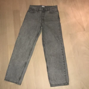 Grunt jeans  - Ett par grunt jeans i storlek 28 nästan helt nya har knappast använt de 