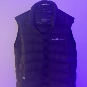 Sail racing väst - En sail racing väst i hyfsat bra skick förutom ett litet hål vid fickan, annars är det inga problem på den!