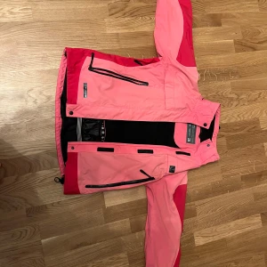 Skidjacka - Jättefin skidjacka som bara är använd 1 gång. Perfekt för att åka skidor med. Den har många bra fickor (se bilderna) Köpt för 399kr. Lite stor i ärmarna för mig och jag är 13 . Står att den är large men passar för 15-13 åringar. (Tror jag inte helt säker ‼️)Pris kan diskuteras!💕