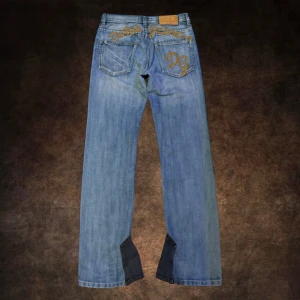 Custom Flare Dolce & Gabbana Jeans - ❗️Skicka gärna bud!❗️Helt sjukt feta Embroided Dolce & Gabbana jeans med en custom back pocket flare🔥🙌 Säljer till en lycklig själ👌 Kom DM vid frågor🙏