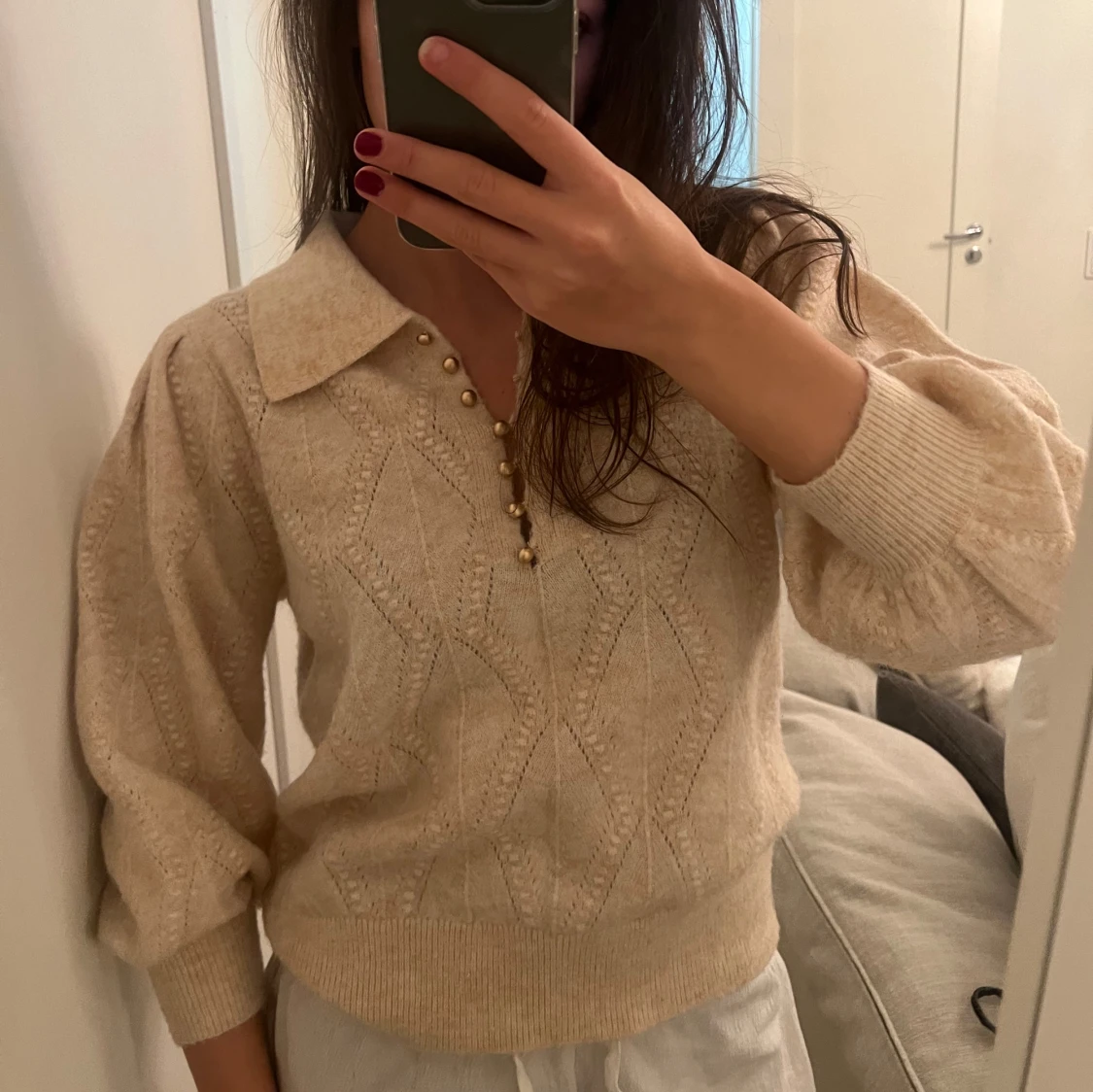 Beige stickad tröja med krage