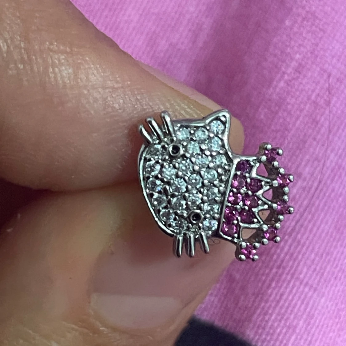 Hello kitty näs piercing