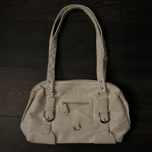 Vit handväska/axelrämsväska  - Kommer inte till användning, inga defekter