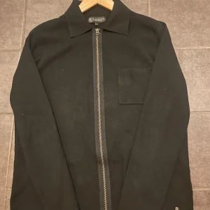 Zip tröja med krage storlek s herr  - En jätte snygg svart kofta i storlek s herr. Tröjan är nästan helt ny i toppen skick. Nypris 799 säljs för 289. Priset är diskuterbart vid en snabb affär! Bara att skriva ifall ni har frågor! 