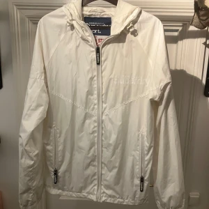 Superdry windbreaker - Säljer en sjukt snygg och trendig windbreaker från superdry! Mycket bra skick, inga defekter😄 Hör av dig vid övriga frågor🤩