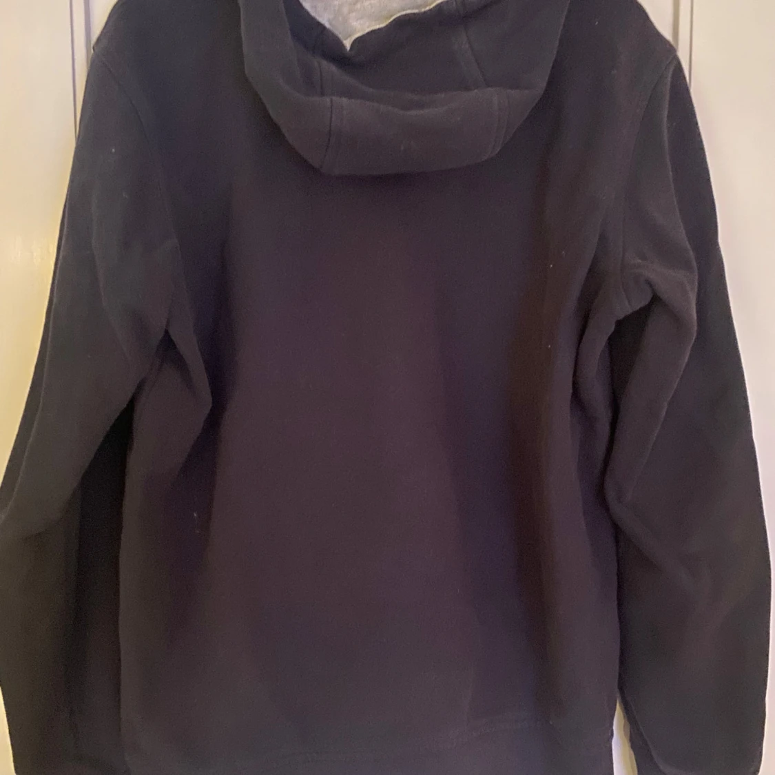 Svart hoodie från Helly Hansen - 90