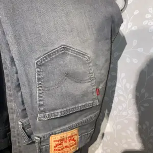 Säljer ett par grå Levis 511 jeans i bra skick. De är slim fit med slits 