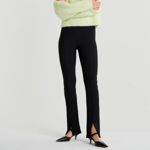 Kostym byxor  - Säljer denna kostym byxor med slit från gina tricot. Storlek 36. Helt oanvänd. Säljer då de inte kommer till användning.