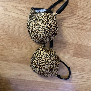 2 bh:ar - 2 bhar med push up, den rosa har inga band över axlarna, storlek A75