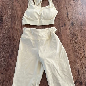 Ett gult träningsset  - Säljer ett gult träningsset. Ej genomskinligt o i fint skick. 