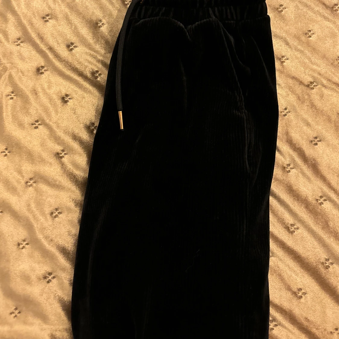 Svarta manchesterbyxor med snörning