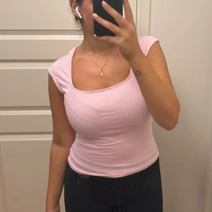 Rosa tshirt/topp med fyrkantig halsringning från Ginatricot - Supersöt tröja i en jättefin rosa färg från soft touch kollektionen