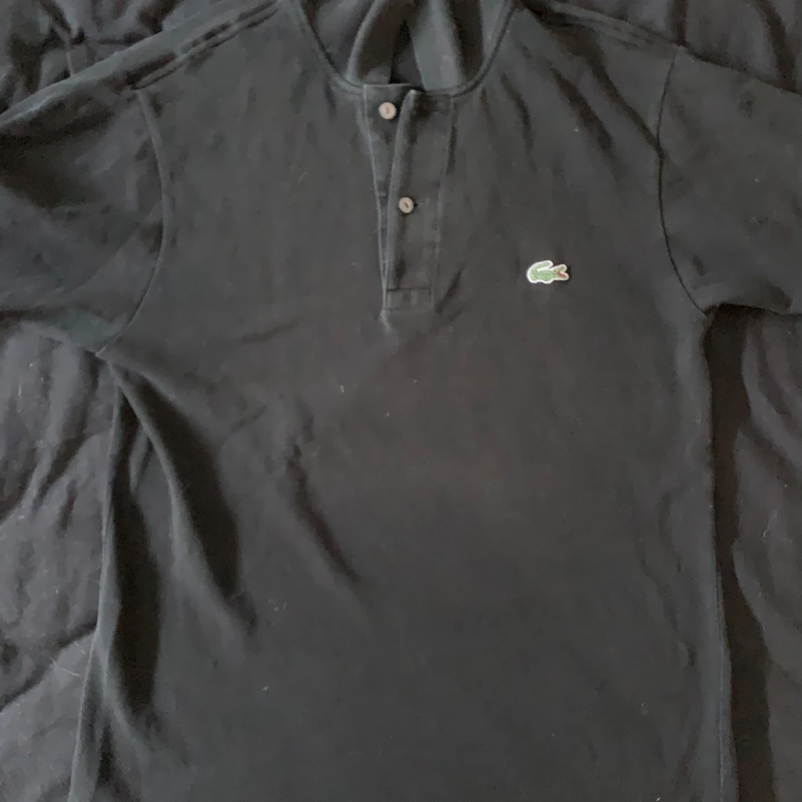 Svart pikétröja från Lacoste