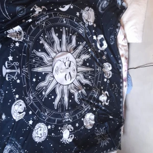 väggbonad stjärntecken - Ca 185 x 125 cm, köpte från amazon och har hängt i mitt sovrumstak i ca 1,5 år. DM om du har frågor💞