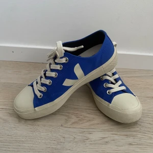Veja sneakers  - Modell: WATA II  Använd 2-3 gånger, mycket bra skick Nypris 1300