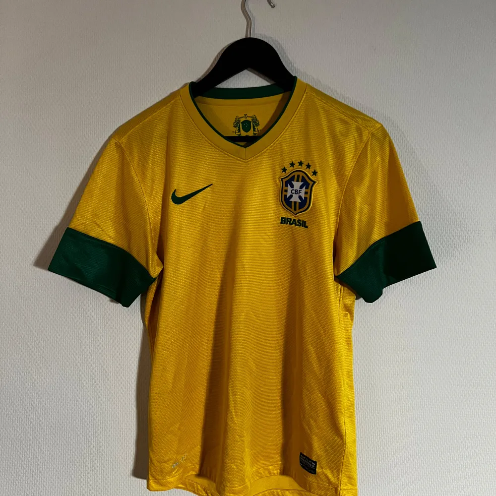 Fotbollströja från Brasilien år 2012 i gul och grön färg. Nike logga på bröstet. Väldigt bra skick.. Sportswear.