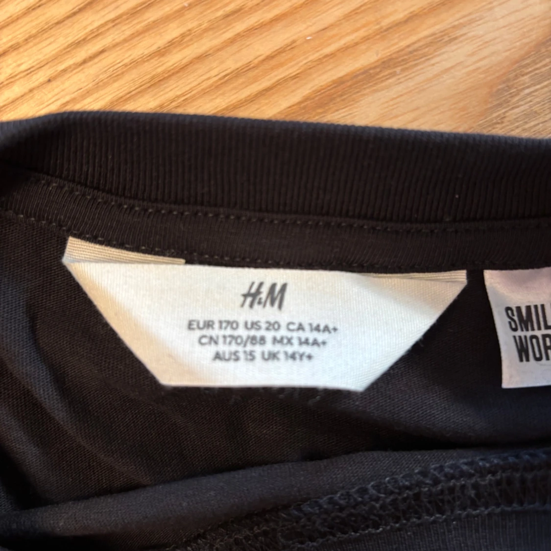 Svart smiley world T-shirt säljes - 91