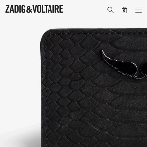 Zadig plånbok - Zadig & Voltaire plånbok med python-effekt läder 🖤 nypris 860:- 