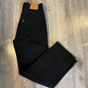Levi’s jeans - Svarta Levi’s jeans i storlek W28 L31. Högmidjade och rak modell, ribcage straight ankle. Använda endast en gång så i fint skick!