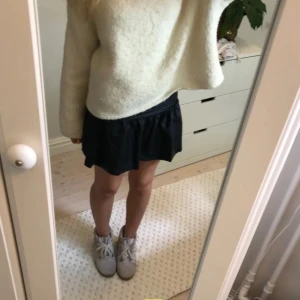 Svart Skin kjol - Super fin skin kjol från gina tricot i storlek 158/164