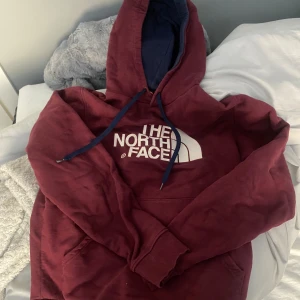 The north face hoodie  - Säljer denna hoodien i bra skick!❤️