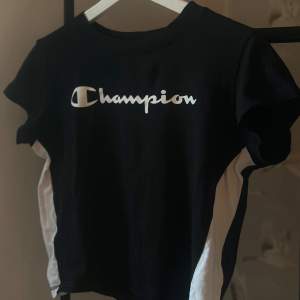 Tshirt från champion, svart med vita ränder på sidan. Det är en storlek M, men skulle säga att den är mer som S/M