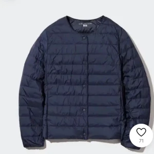 Mörkblå quiltad jacka  - Säljer en snygg mörkblå quiltad jacka. Perfekt för höst och vår med sin lätta och bekväma design. Jackan har långa ärmar och knappar framtill. Den är i mycket bra skick och passar perfekt för en casual look.