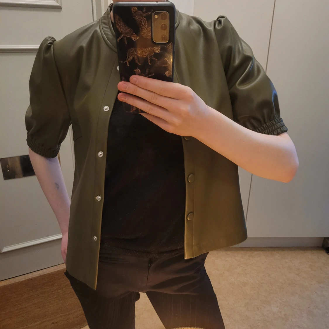 Khaki färgad läder kofta 