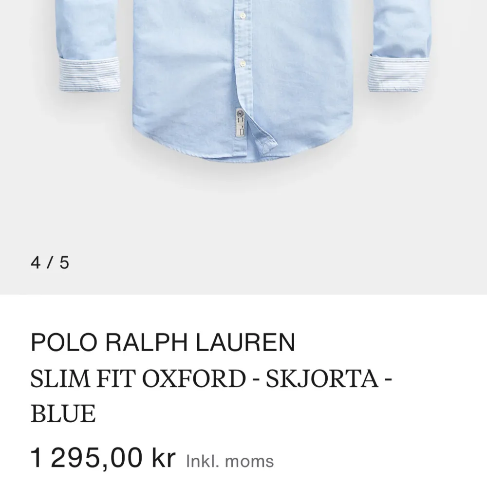 Säljer en stilren och klassisk blå Oxford-skjorta från Polo Ralph Lauren. Vid snabb affär kan priset diskuteras😊Skjortan har en slim fit passform och är långärmad med knappar framtill. Perfekt för både vardag och festliga tillfällen. Den ikoniska loggan är broderad på bröstet.. Skjortor.