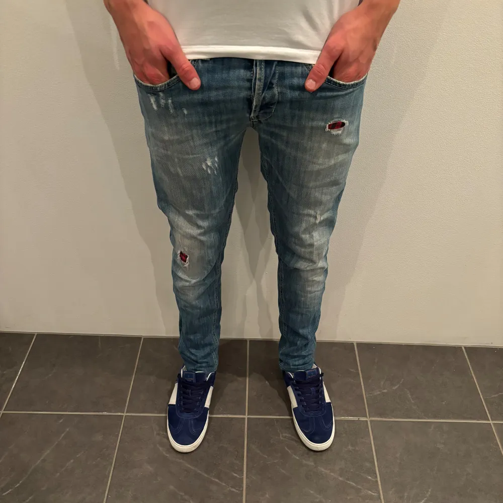 Dondup Jeans George! Trendigaste jeansen på marknaden.  Skick= 9,5/10  Ny pris= 4000 kr Säljs för= 999 kr Modellen är destroyed från fabrik vilket är sjukt populärt . Jeans & Byxor.