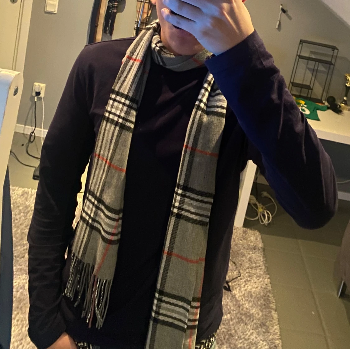 Rutig halsduk som liknar burrberry  - 91