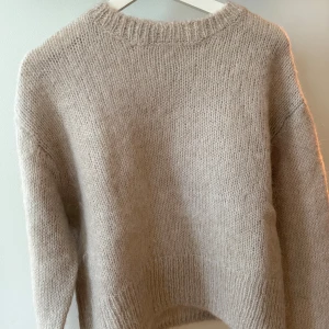 UllAlpacka tröja - Finaste tröjan till höst och vinter. Den är ljusbeige. Storlek S Superfint skick, knappt använd! Helt slutsåld