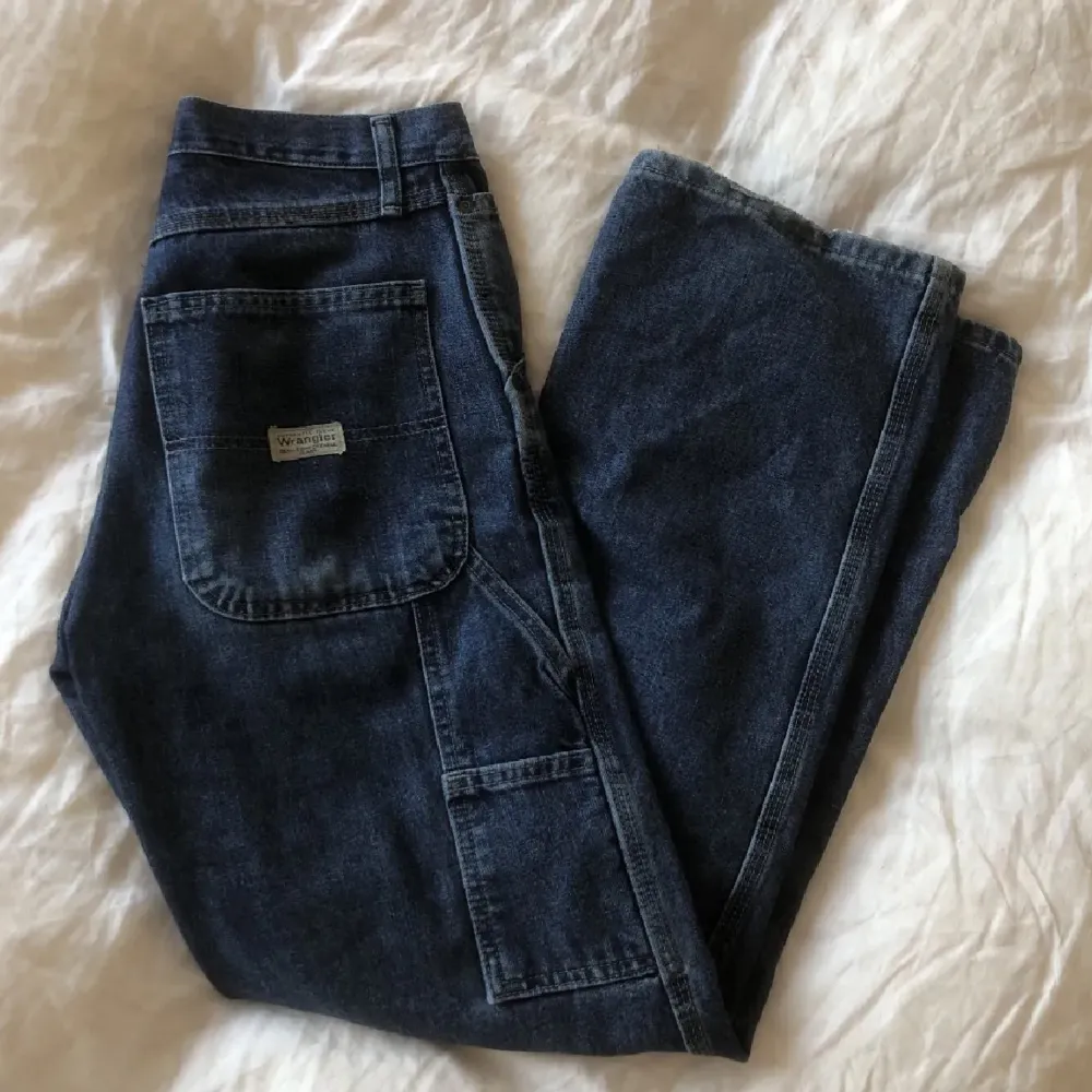 snickarjeans från wrangler som är omsydda i midjan för att sitta midwaist/lågmidjat på mig som är en s! Jag är 174 och de går över hälarna, och de  har därför tyvärr blivit lite slitna längst ner! Midjemått: 78cm Innerbenslängd: 83cm . Jeans & Byxor.