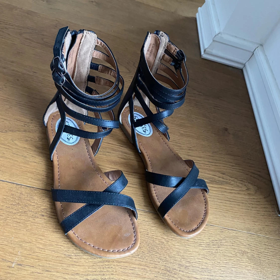 Platta lädersandaler - 90