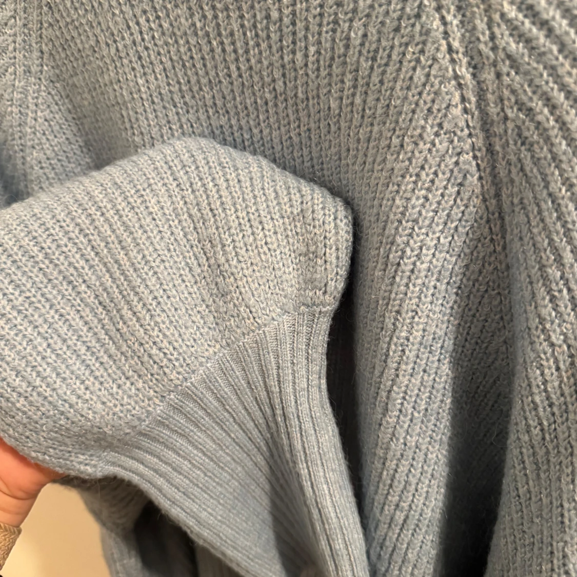 Ljusblå stickad tröja - 91