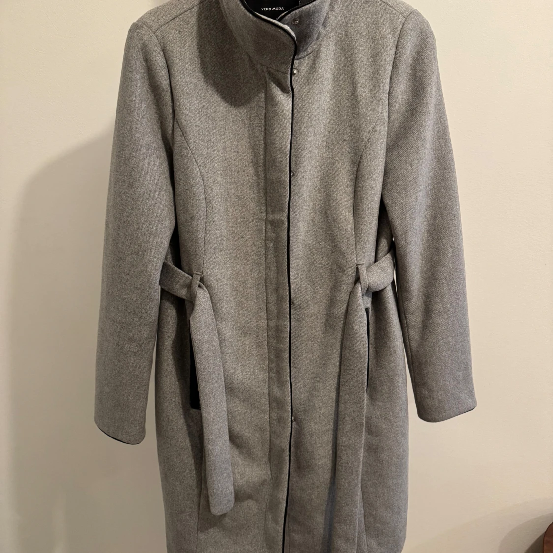 Grå kappa med bälte - 90