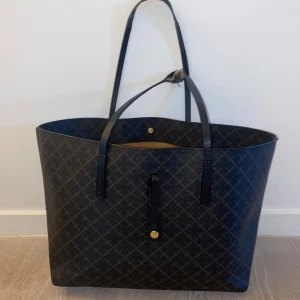 By Malene birger väska - Super rymlig och i snygga neutrala färger som passar med allt!!😍 obs. hantagen är slitna, därav priset (nypris runt 2800kr)!! Funkar dock toppen ändå❤️❤️ använd gärna köp nu!