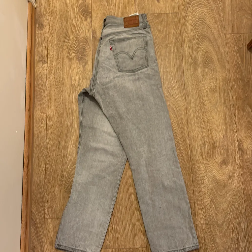 Ett par jeans levis i storlek W 28, L 28. 501 modell. Använd en del men inga märken eller fläckar. Perfekt till hösten. . Jeans & Byxor.