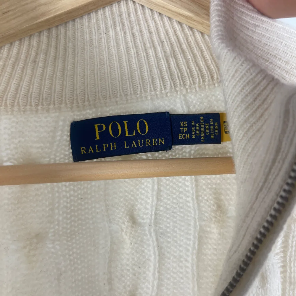 Hej! Säljer nu min stickade halfzip från Ralph Lauren i bra skick! Den är i storlek XS men passar M. Nypris ca 2500kr, vårat pris 1199kr. Om ni har frågor så är det bara att höra av sig 😁. Stickat.