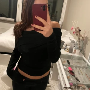 Svart offshoulder topp - Snygg svart offshoulder topp som är perfekt för en utekväll. Den är tight och croppad, vilket ger en trendig look. Passar bra till både jeans och kjol. Perfekt för höst och vår! Alldeles ny, har aldrig kommit till användning💕